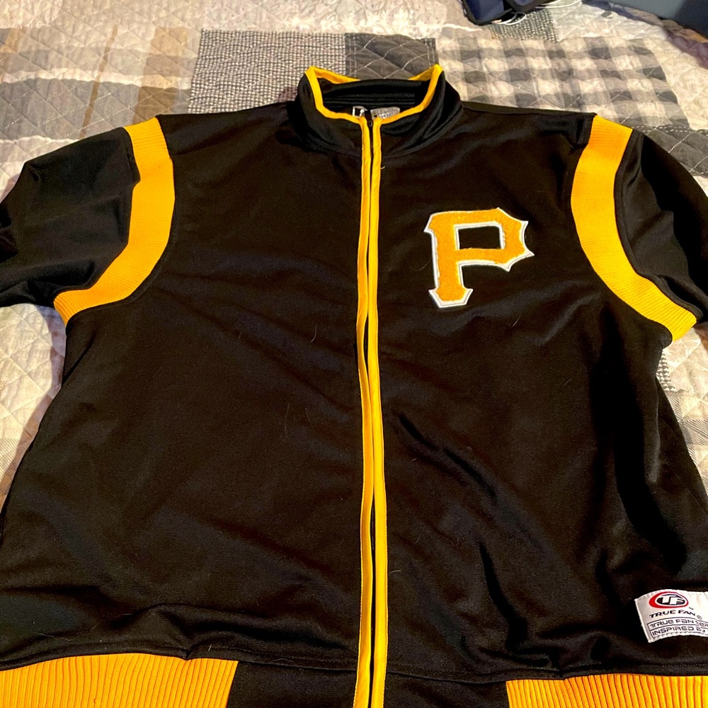 Pittsburgh Pirates zip up jacket. Great pre owned condition. Size Large